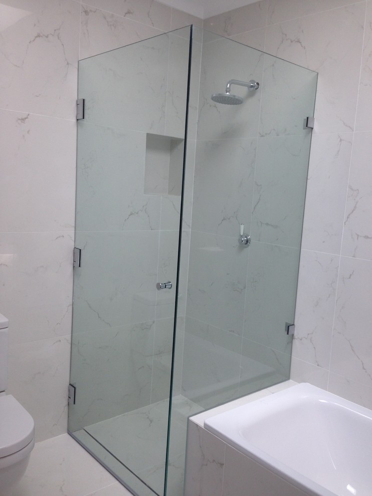 This is an example of a contemporary bathroom in Sydney with a shower/bathtub combo.