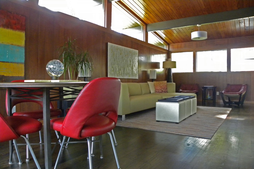 Photo of a midcentury living room in Dallas.