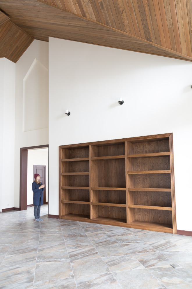 Встроенный открытый шкаф в каминной из дуба в масле