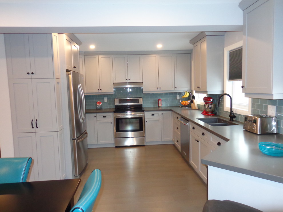 Transitional kitchen photo in Toronto