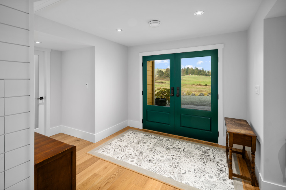バンクーバーにあるカントリー風のおしゃれな玄関ドア (グレーの壁、磁器タイルの床、緑のドア、ベージュの床) の写真