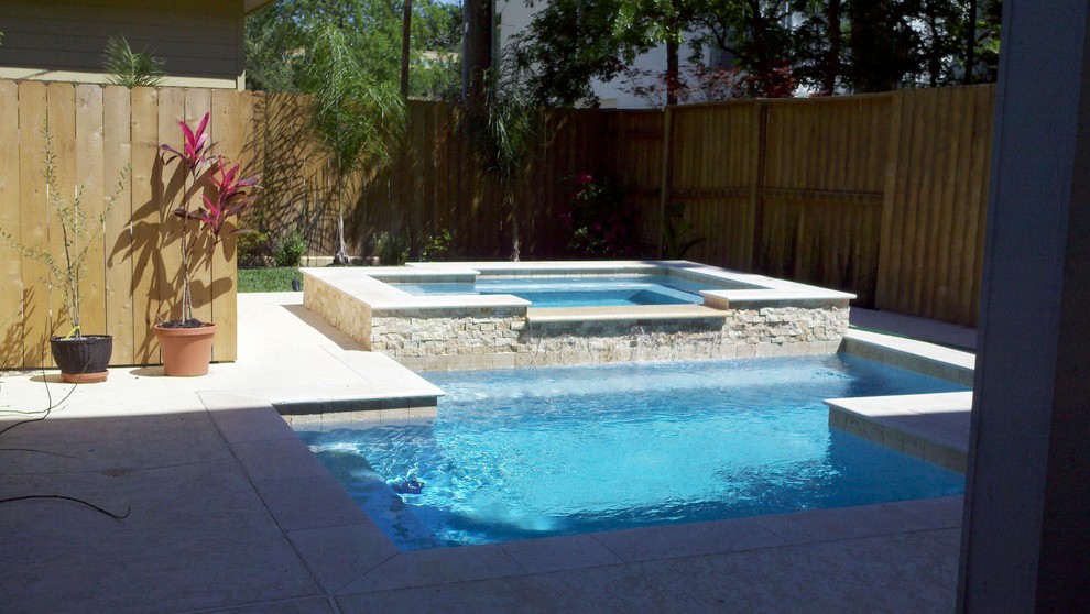 Hot tub - backyard rectangular hot tub idea in Houston