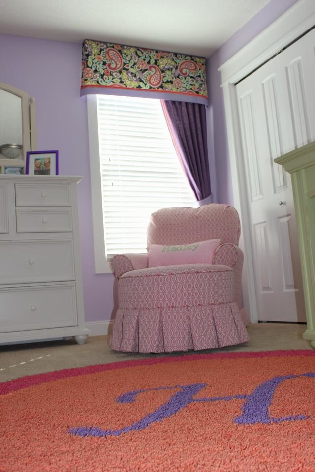 Inspiration for a mid-sized kids' bedroom for kids 4-10 years old and girls in Other with purple walls and carpet.