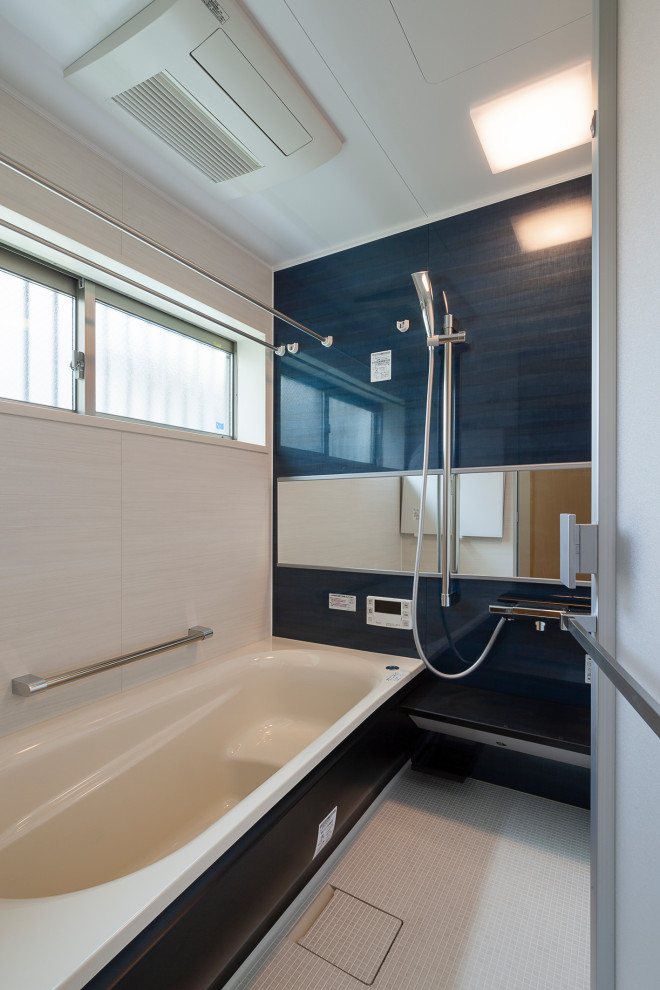 Idée de décoration pour une salle de bain principale de taille moyenne avec une douche à l'italienne et un mur blanc.