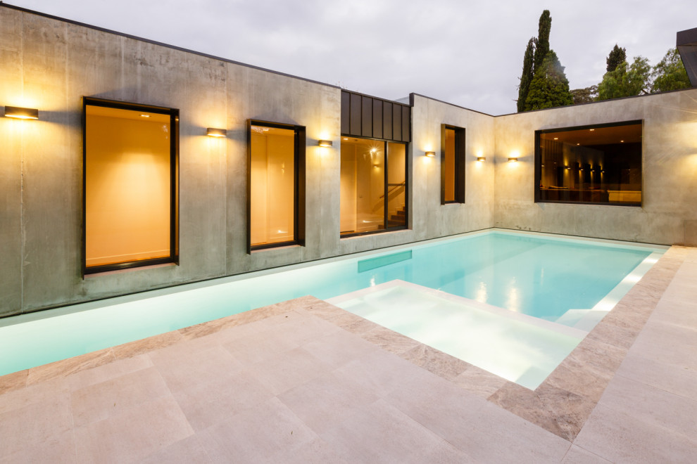 Immagine di una piscina minimalista di medie dimensioni
