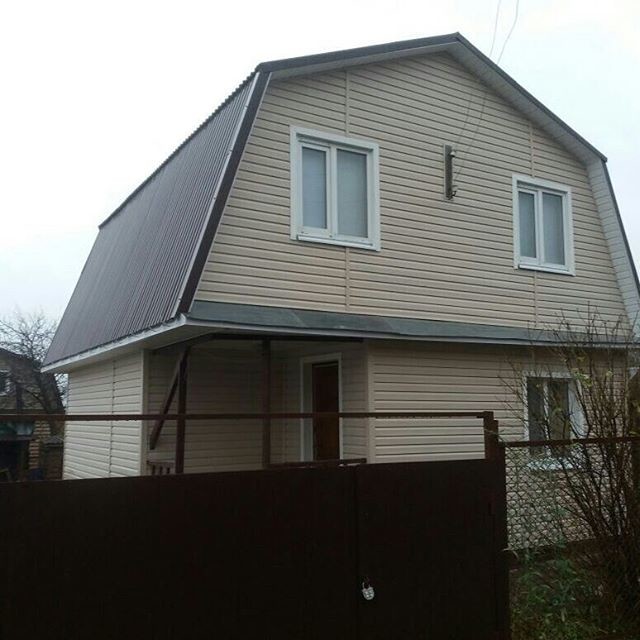 Двухэтажный дом с мансардной крышей