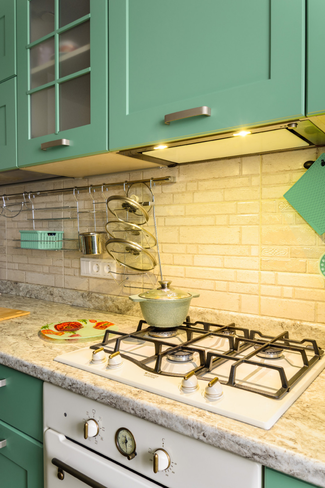 Зелёная кухня в неоклассическом стиле в Заречном