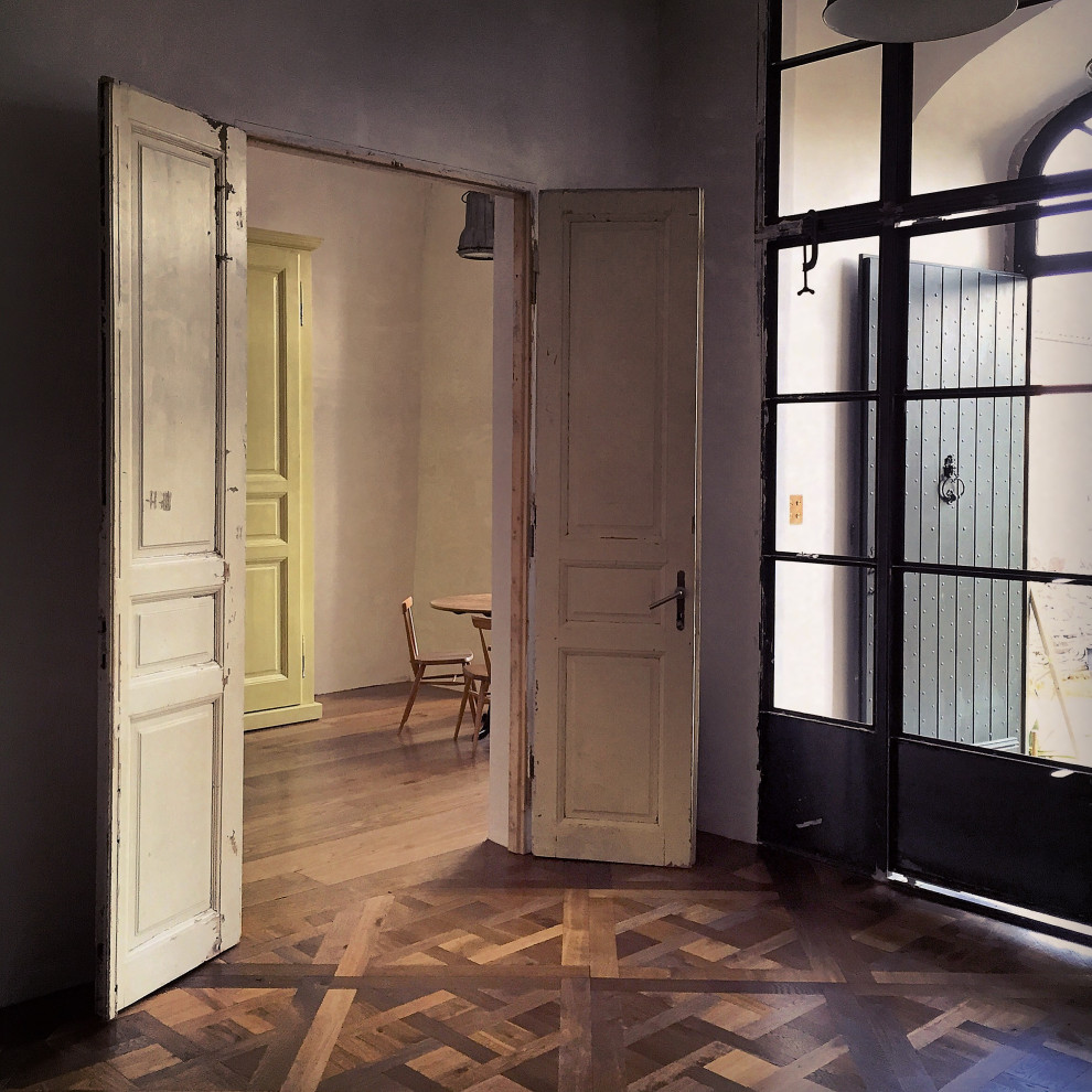 Stilmix Eingang mit braunem Holzboden und braunem Boden in London