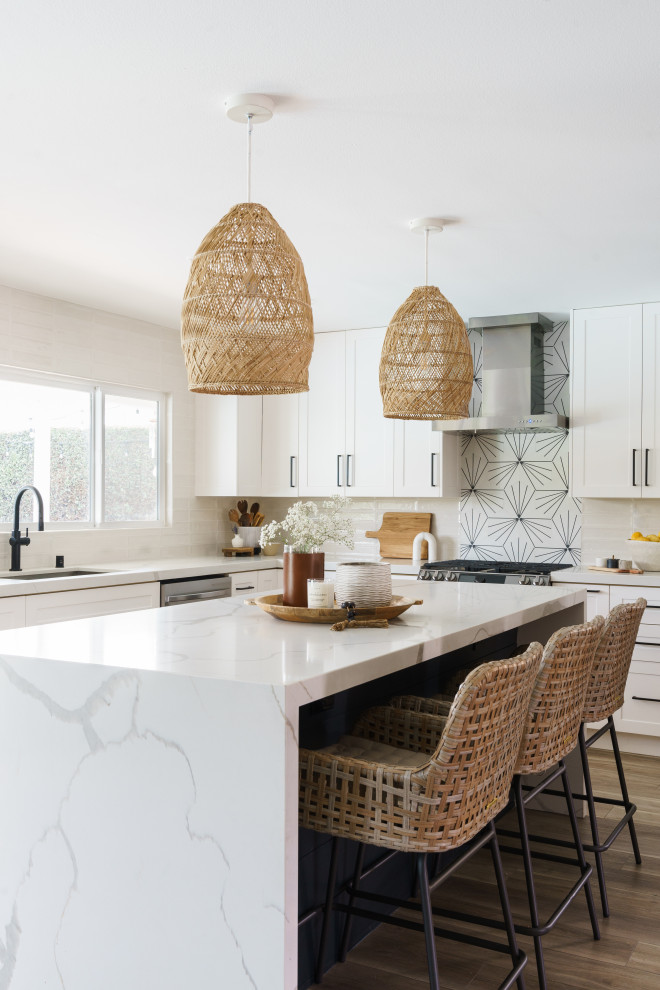 Ispirazione per un cucina con isola centrale stile marinaro con pavimento beige e top bianco