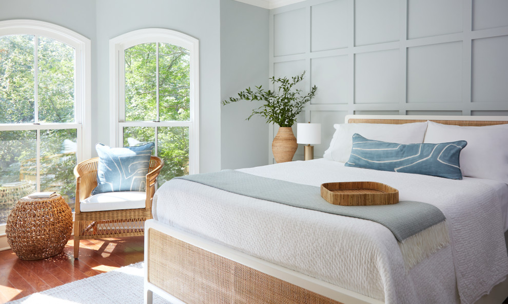 Ejemplo de dormitorio principal tradicional renovado de tamaño medio con paredes azules, suelo de madera oscura y suelo violeta