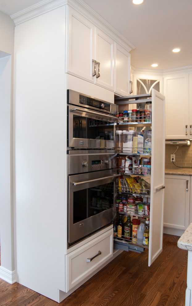 Transitional kitchen photo in Ottawa with an island