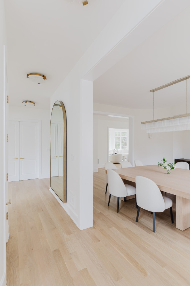 Modern Dining Room with Elegant Decor and Bright Natural Lighting