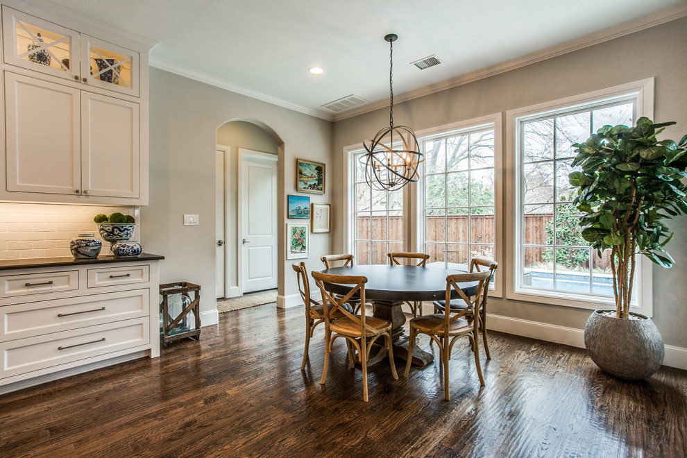 Kitchen - transitional kitchen idea in Dallas