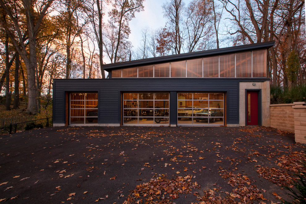 Large midcentury detached four-car workshop in Indianapolis.