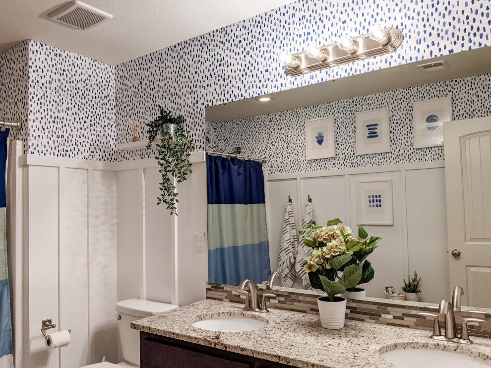 Diseño de cuarto de baño doble y a medida minimalista de tamaño medio con combinación de ducha y bañera, lavabo integrado, ducha con cortina y panelado