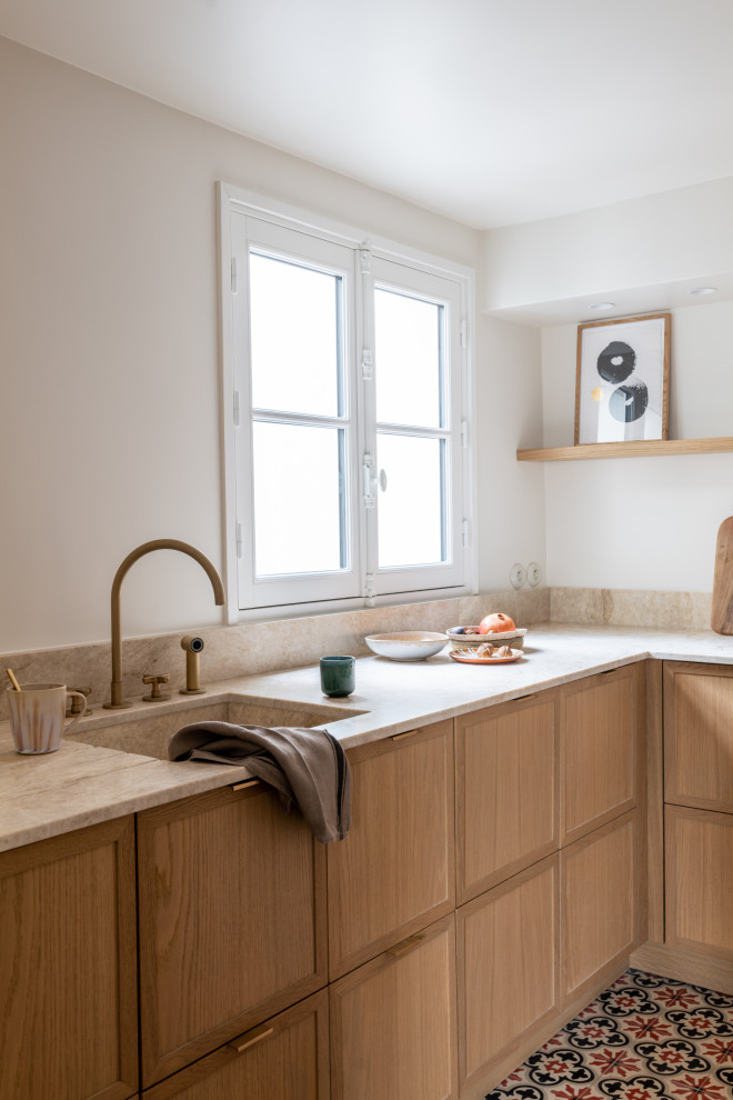 Foto på ett avskilt, mellanstort lantligt brun u-kök, med en undermonterad diskho, bruna skåp, granitbänkskiva, brunt stänkskydd och integrerade vitvaror