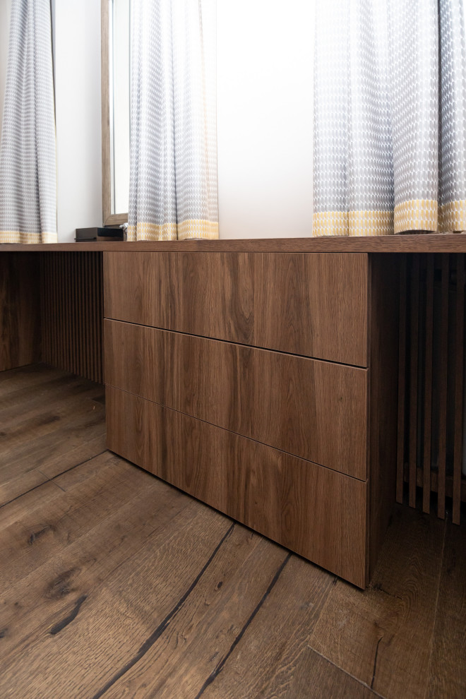 Меблировка спальни: шкаф, стеллаж и стол-подоконник