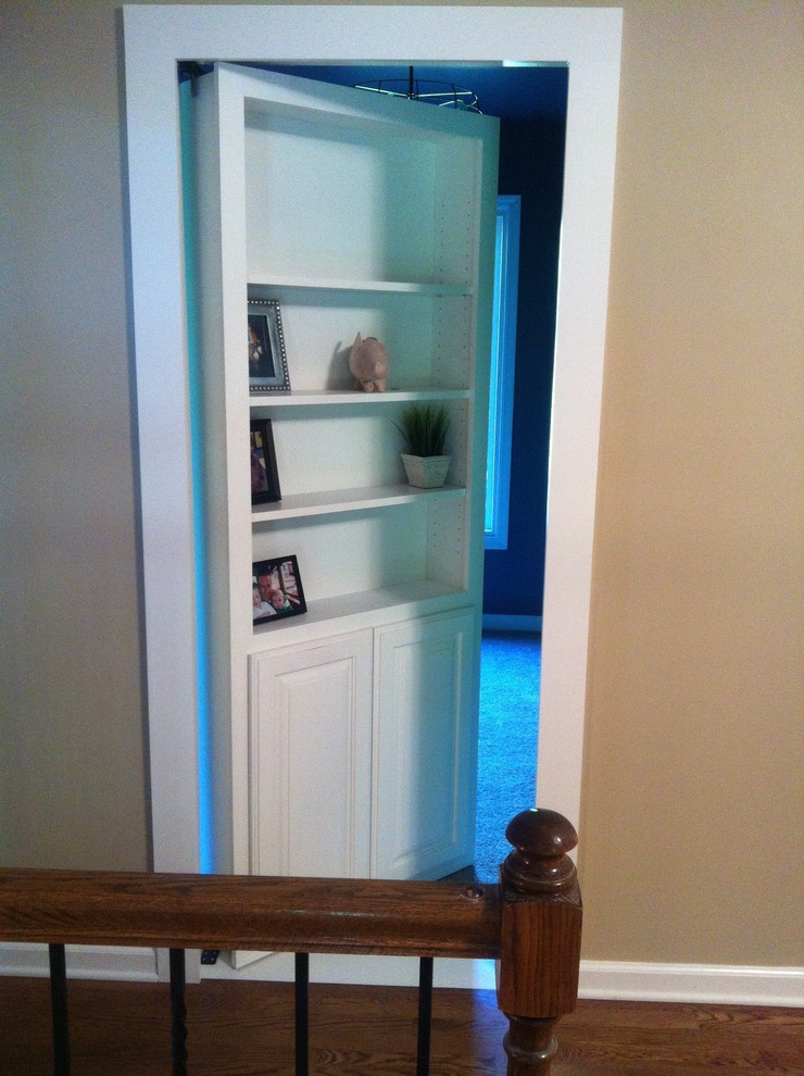 Cette photo montre une entrée chic de taille moyenne avec un couloir, un mur beige, parquet foncé, une porte simple, une porte blanche, un sol marron et un plafond décaissé.