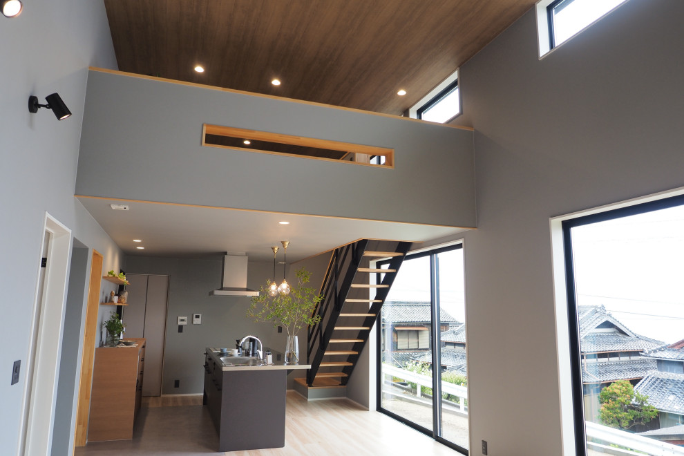 Источник вдохновения для домашнего уюта: гостиная комната в стиле модернизм с серыми стенами, полом из фанеры, бежевым полом, потолком с обоями и обоями на стенах