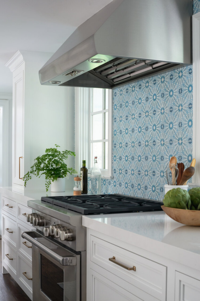 Réalisation d'une cuisine minimaliste avec une crédence bleue et une crédence en marbre.