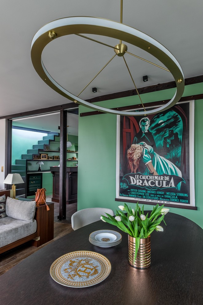 Idée de décoration pour une très grande salle de séjour design ouverte avec une bibliothèque ou un coin lecture, un mur beige, parquet clair, un téléviseur fixé au mur et un sol marron.