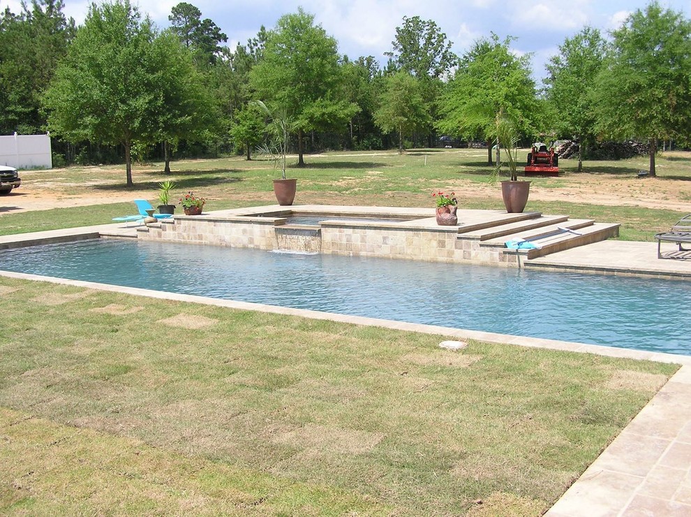 Transitional pool photo in New Orleans