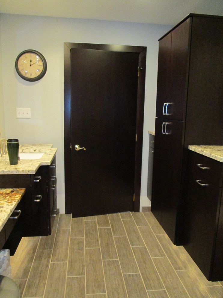 Bathroom - mid-sized transitional bathroom idea with an undermount sink and granite countertops