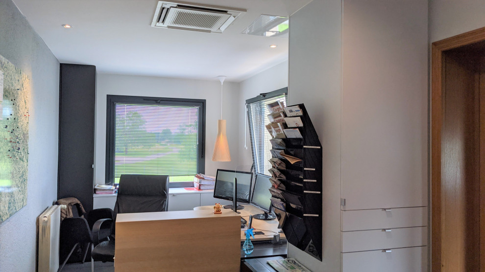 Foto de despacho escandinavo pequeño con paredes grises, suelo de pizarra, escritorio empotrado y bandeja
