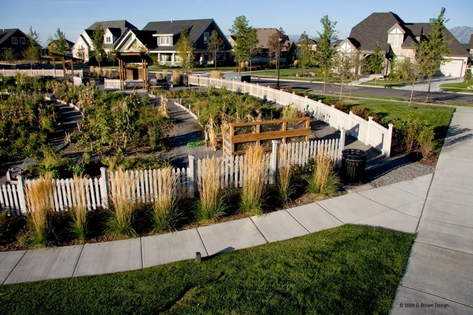 Design ideas for a large traditional backyard full sun outdoor sport court for summer in Salt Lake City with gravel.
