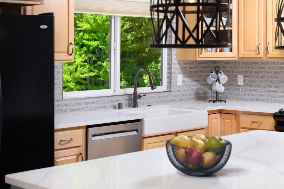 Transitional kitchen photo in Seattle
