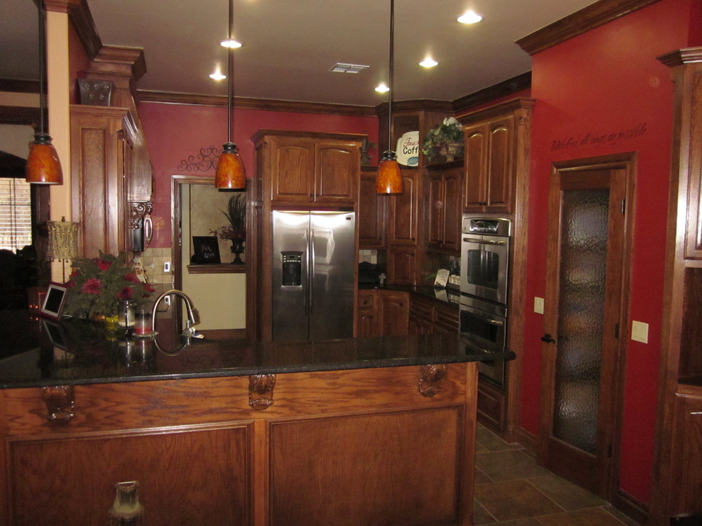 Kitchen - kitchen idea in Oklahoma City