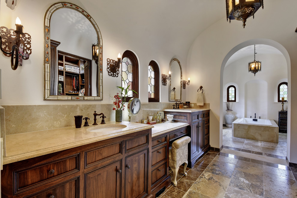 Transitional home design photo in Austin
