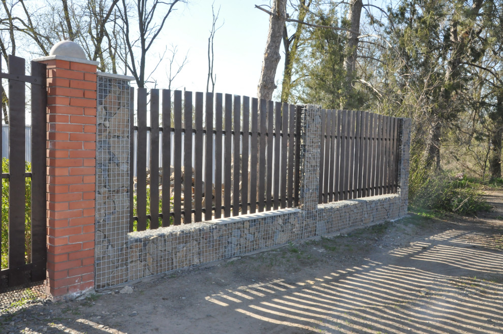 Забор из габионов с пролетами из деревянного штакетника