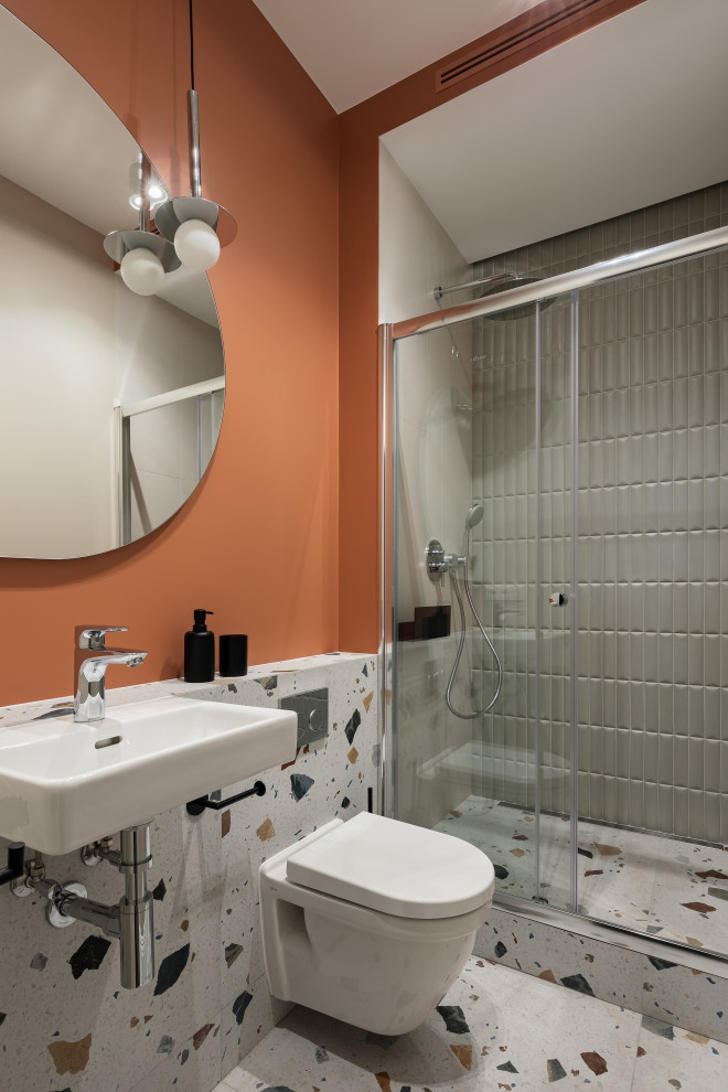 Inspiration pour un WC suspendu traditionnel de taille moyenne avec des carreaux de porcelaine, un mur orange, un sol en carrelage de porcelaine, un lavabo suspendu et un sol multicolore.