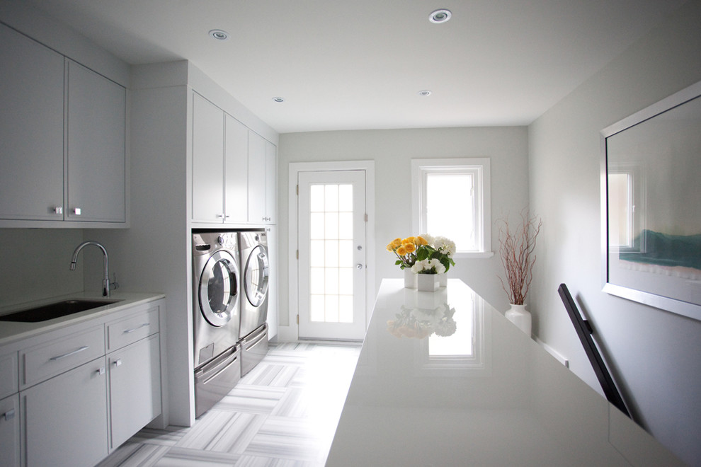 Photo of a contemporary laundry room in Toronto.
