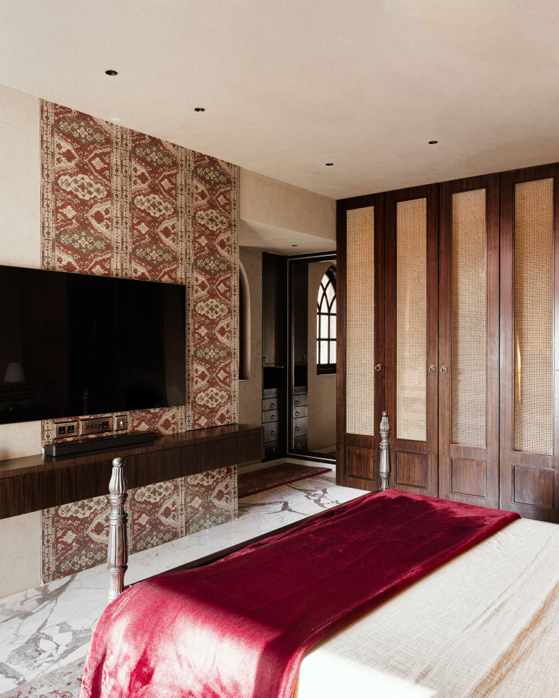 Источник вдохновения для домашнего уюта: большая хозяйская спальня в стиле кантри с бежевыми стенами, мраморным полом, белым полом и панелями на части стены