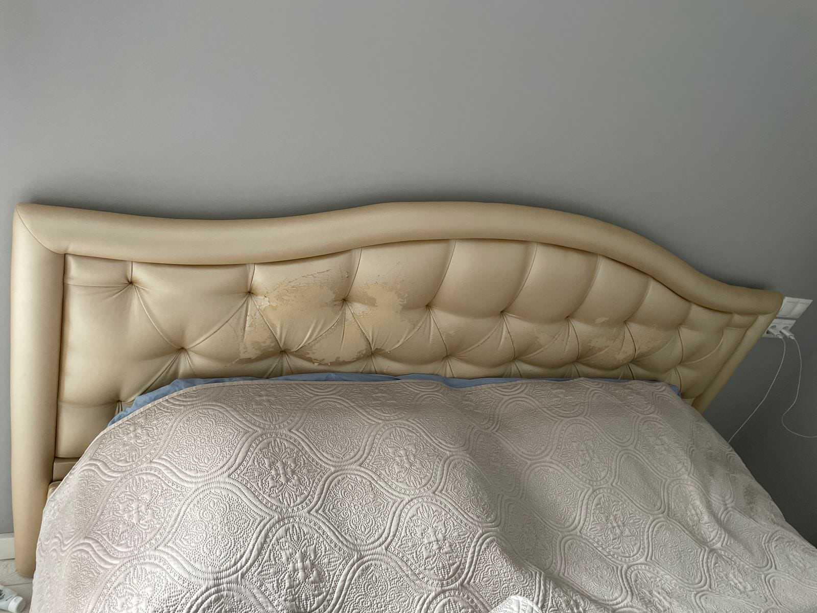 изголовье кровати