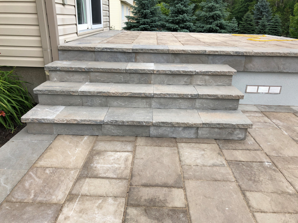 Design ideas for a modern landscaping in Ottawa.