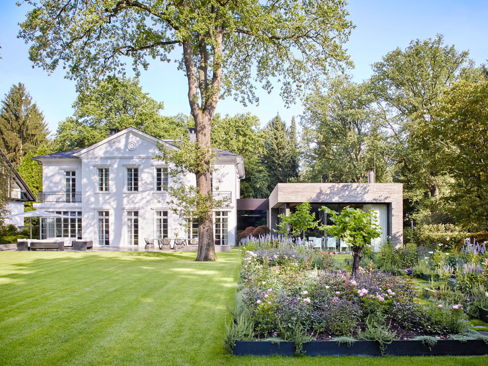 Expansive traditional backyard partial sun formal garden in Cologne for summer.