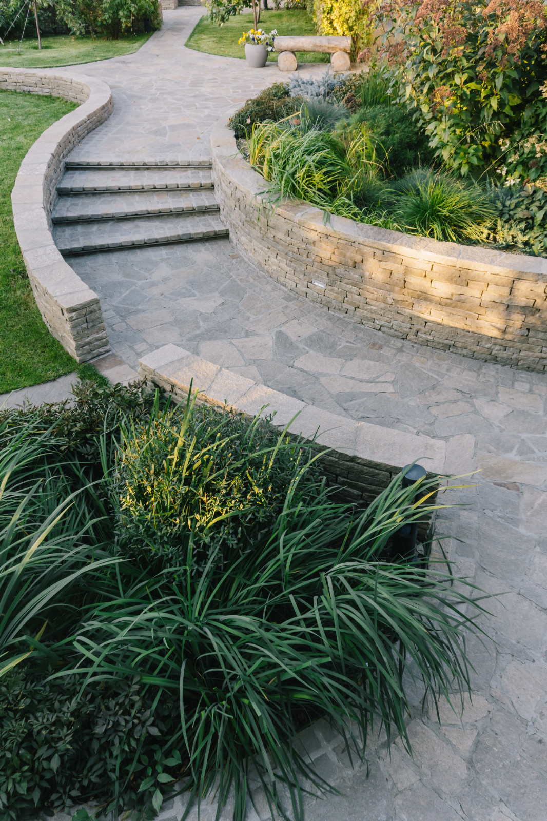 Сад с подпорными стенами