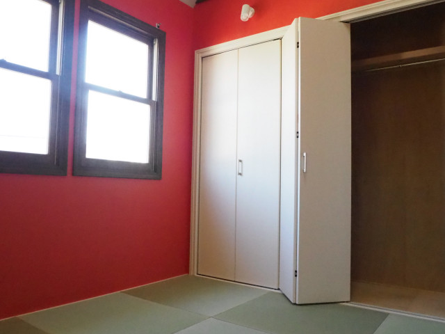 クローゼットを開けると・・・ japanisch-modern-schlafzimmer