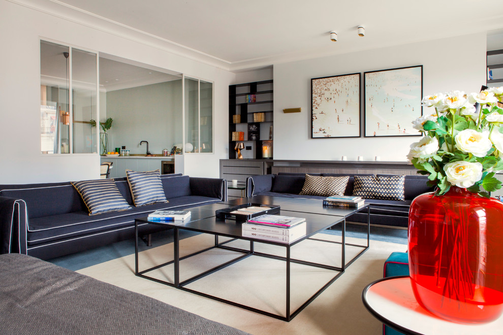 Idées déco pour un salon contemporain ouvert avec un mur blanc.
