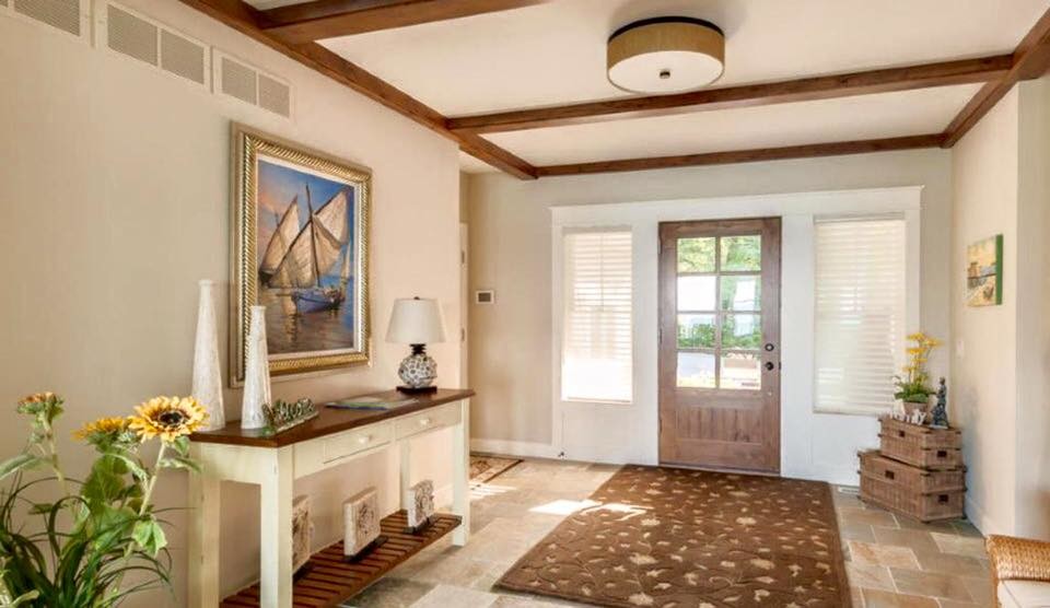 Example of a transitional entryway design in Chicago