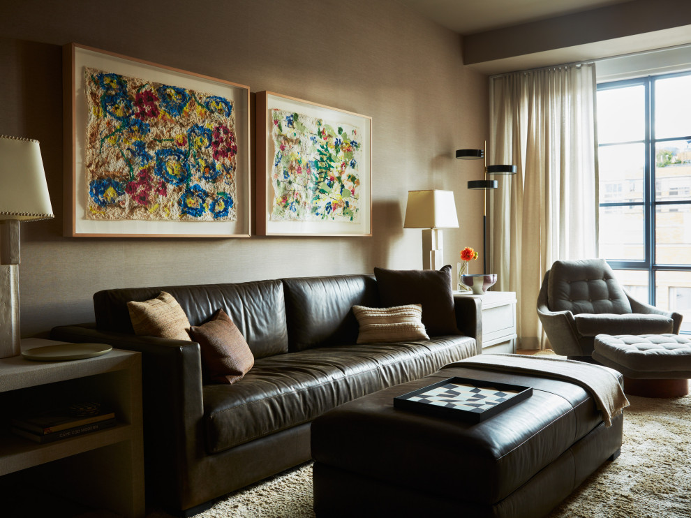 Foto di un grande soggiorno bohémian con pareti beige, parquet chiaro, camino bifacciale, TV nascosta e carta da parati