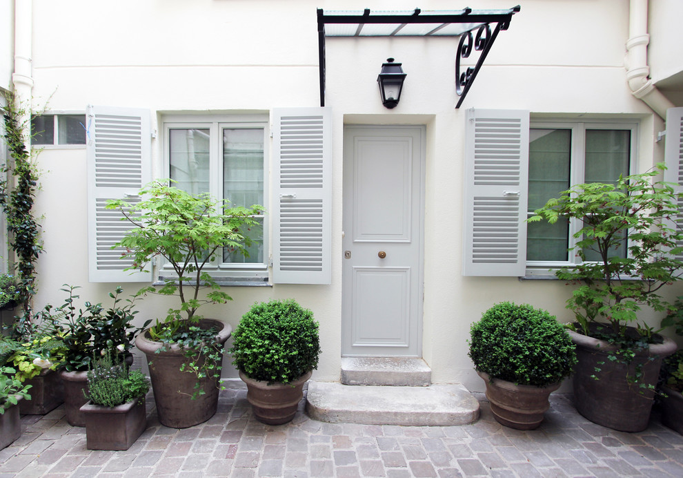 Inspiration for a mid-sized country patio in Paris with a container garden.