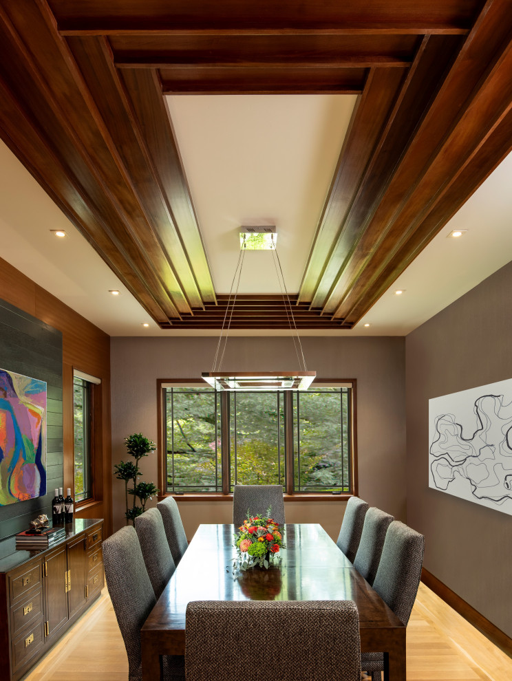 На фото: столовая в стиле модернизм с светлым паркетным полом и кессонным потолком