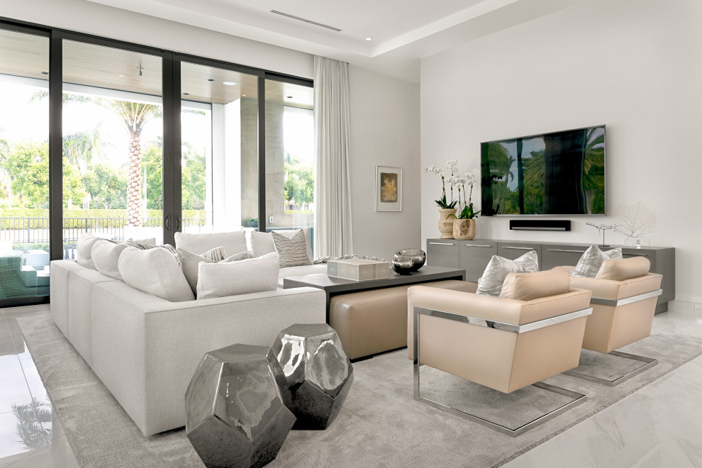 Foto di un grande soggiorno minimal aperto con pareti bianche, pavimento in gres porcellanato, pavimento bianco e TV a parete