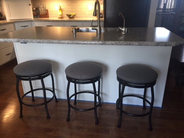 Example of a mid-sized transitional l-shaped eat-in kitchen design with shaker cabinets, white cabinets and an island