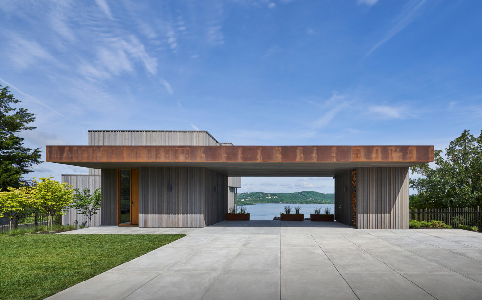 Inspiration pour une façade de maison minimaliste en planches et couvre-joints de taille moyenne et à deux étages et plus.
