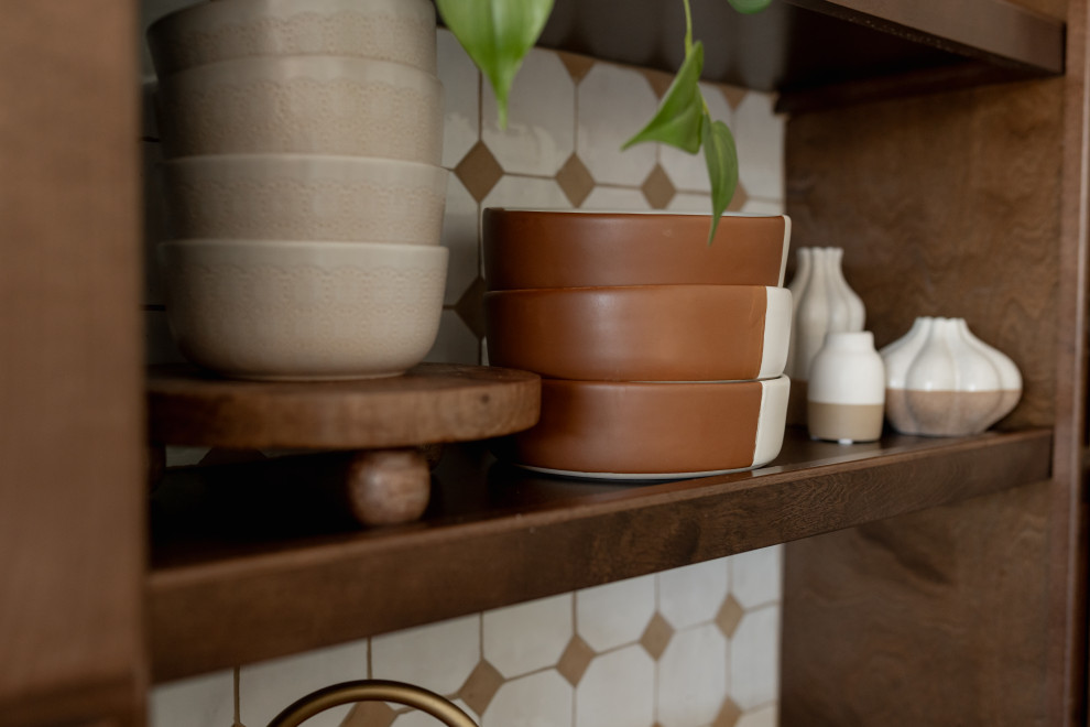 Example of a transitional home design design in Phoenix